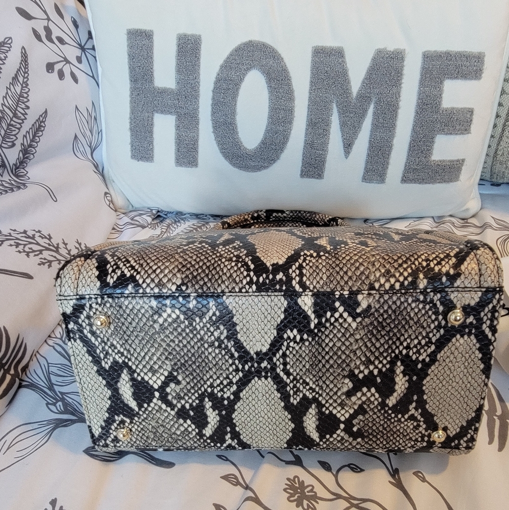 Brahmin Small Caroline Almond All Over Snake Arm/Shoulder/Crossbody Bag NWT - Picture 3 of 8